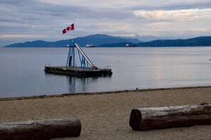 On the beach - Sylvia Hotel (Vancouver)