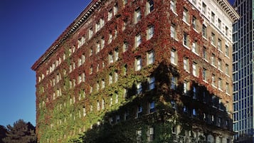 Un hôtel au style architectural classique, situé dans un emplacement privilégié à l’angle d’une rue et doté d’une grande entrée.