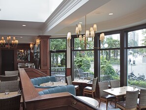 Petit déjeuner, déjeuner et dîner servis sur place, vue sur la plage