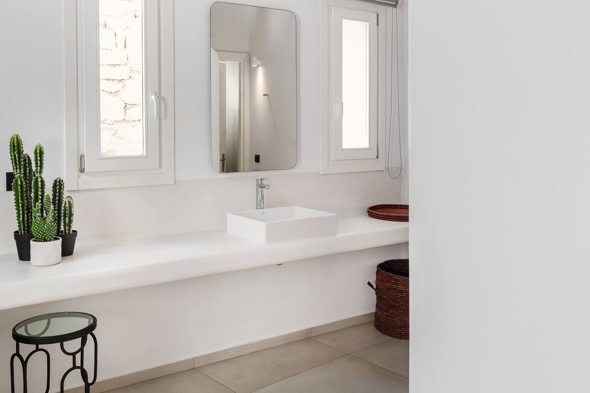 suite (zeus) | 1 bedroom, in-room safe, desk, free wifi