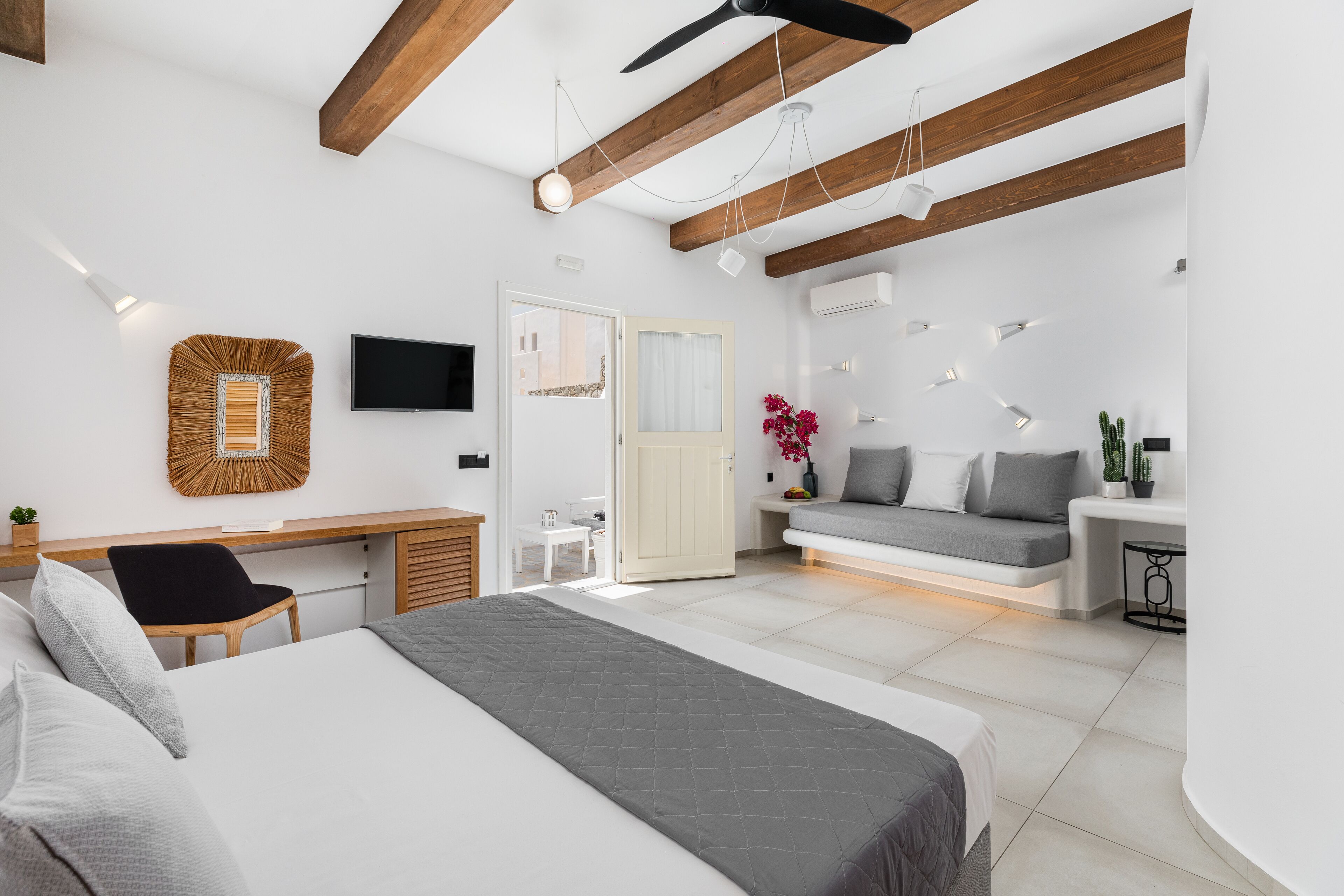 suite (zeus) | 1 bedroom, in-room safe, desk, free wifi