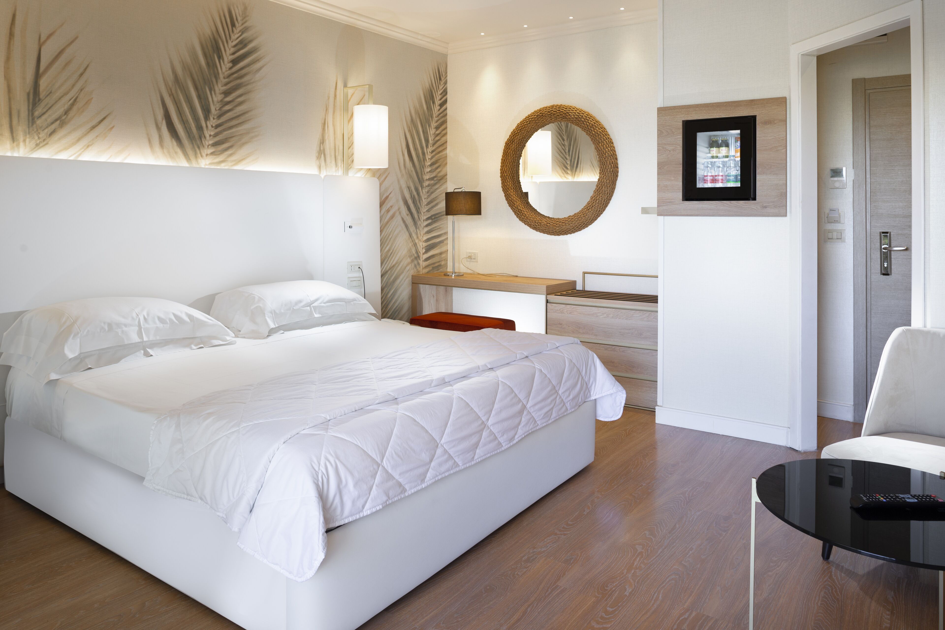 高級寝具、ミニバー、セーフティボックス (室内)、デスク