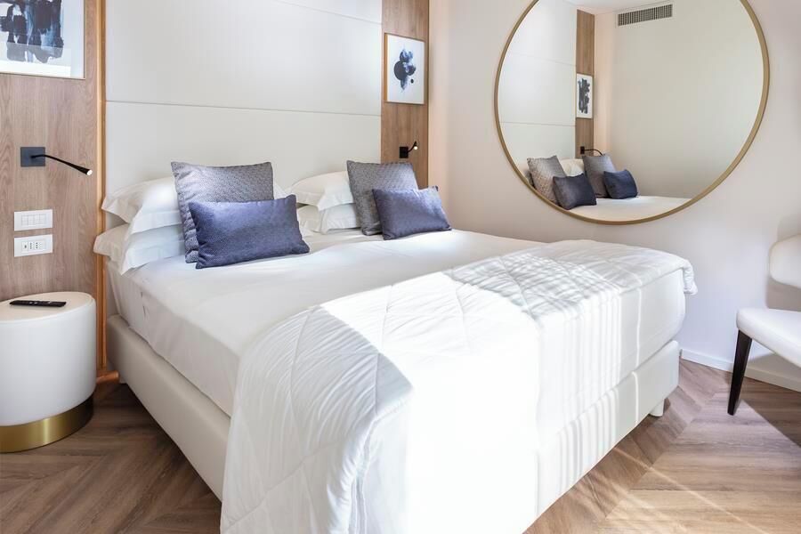 Phòng Suite Premium | Bộ đồ giường cao cấp, minibar, két bảo mật tại phòng, bàn 