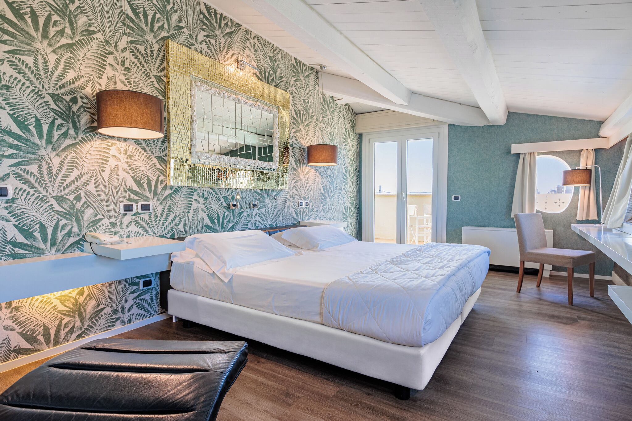 スイート キングベッド 1 台 | 高級寝具、ミニバー、セーフティボックス (室内)、デスク