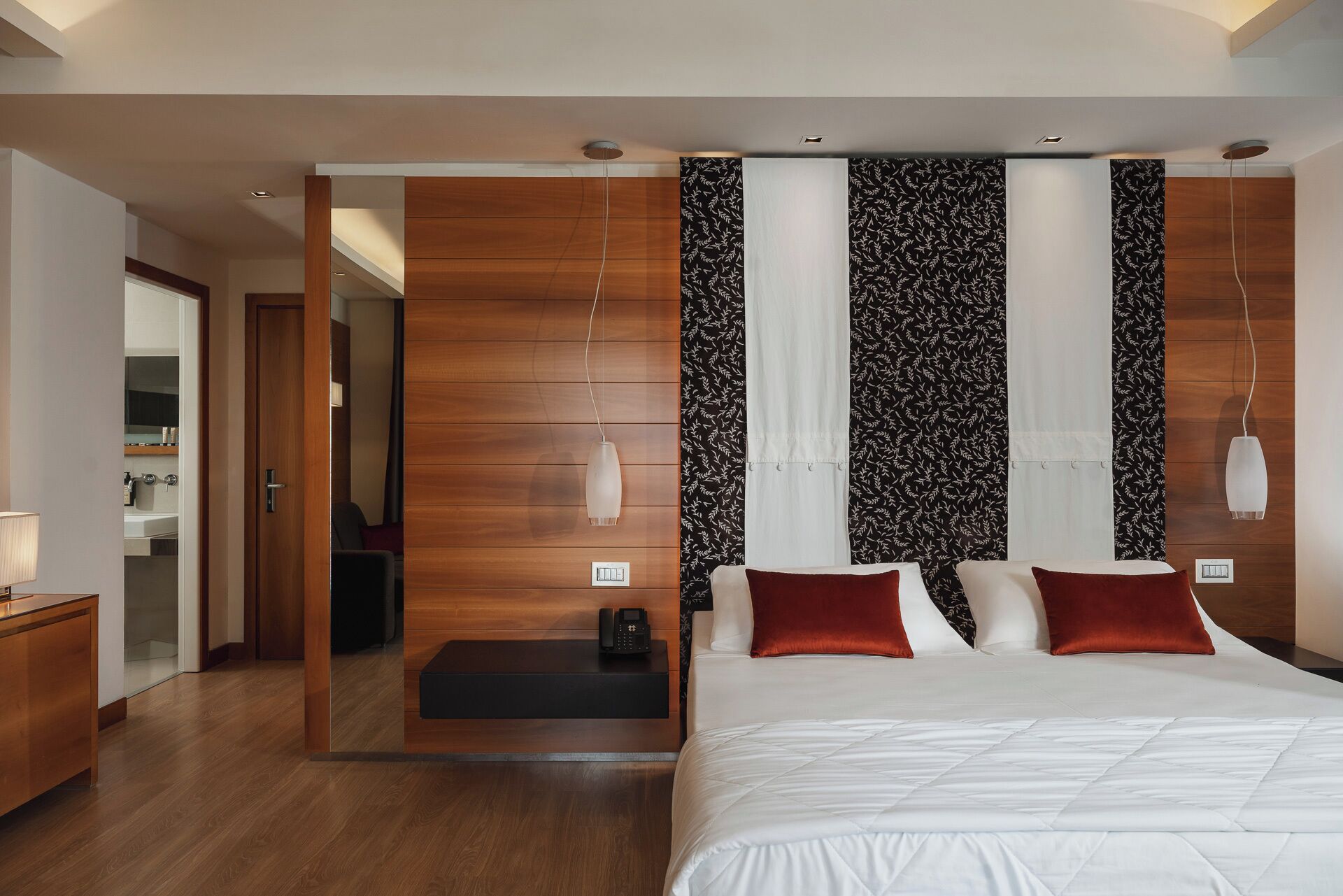 Phòng Suite Superior | Bộ đồ giường cao cấp, minibar, két bảo mật tại phòng, bàn 