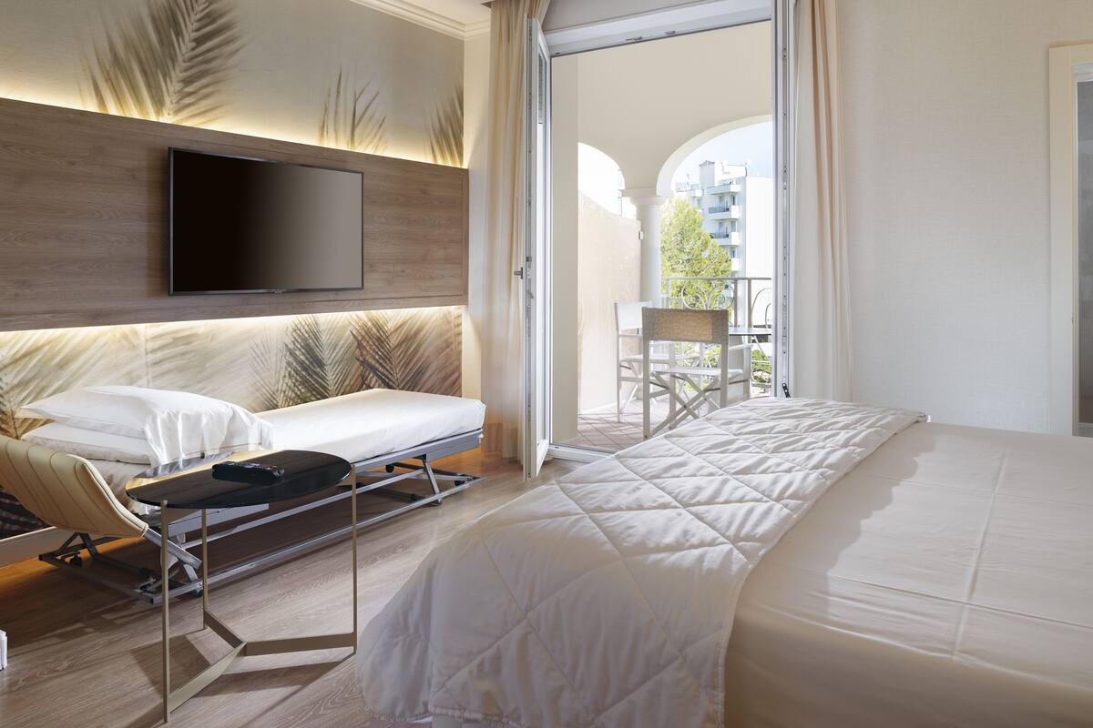 classic triple room | 1 bedroom, premium bedding, minibar, in-room safe