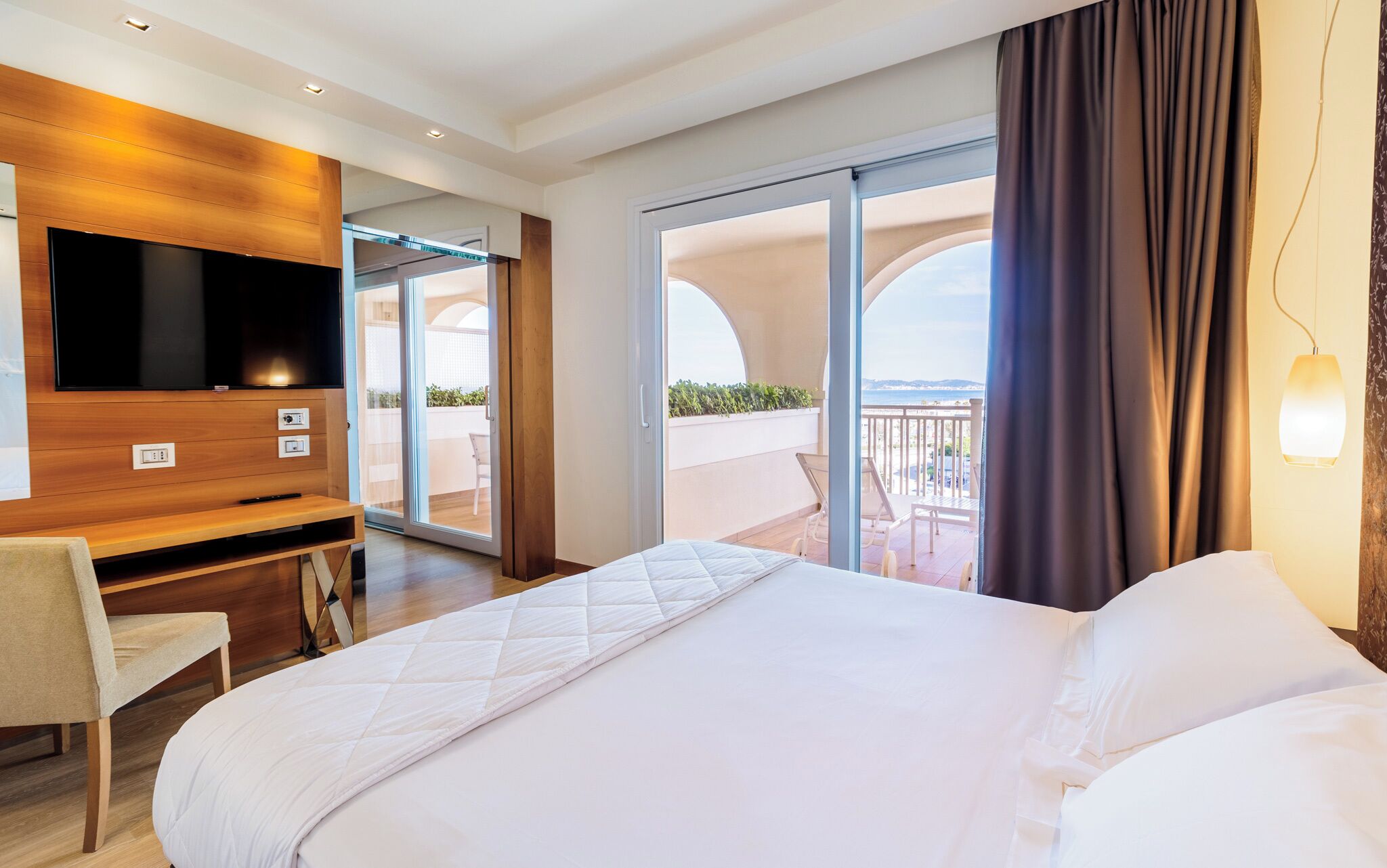 Ropa de cama de alta calidad y minibar 