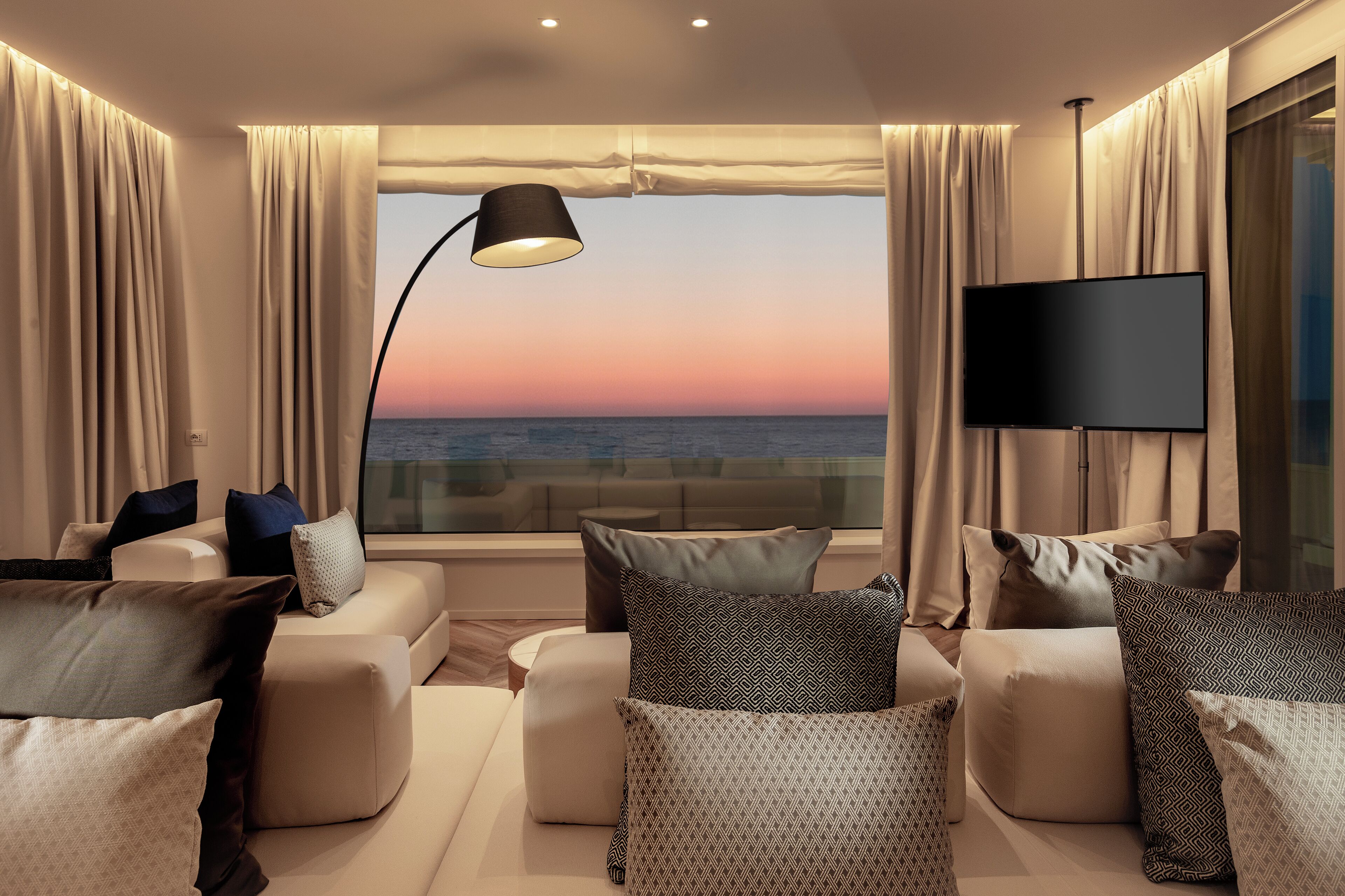 Suite Luxury | Area soggiorno | Smart TV 50 pollici con canali via cavo