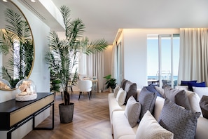 Suite de lujo | Zona de estar | Smart TV de 50 pulgadas con canales por cable