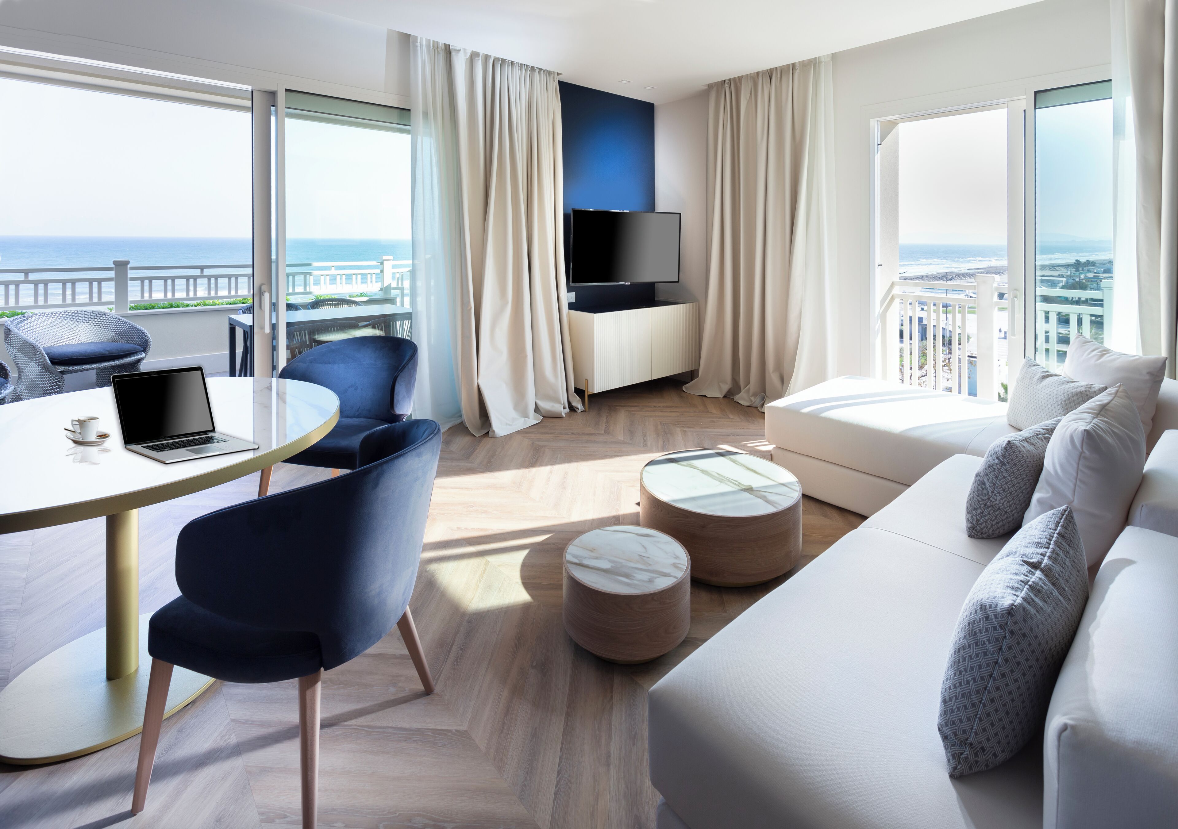 Phòng Suite Royal | Khu phòng khách | Smart TV 50-inch có truyền hình cáp 