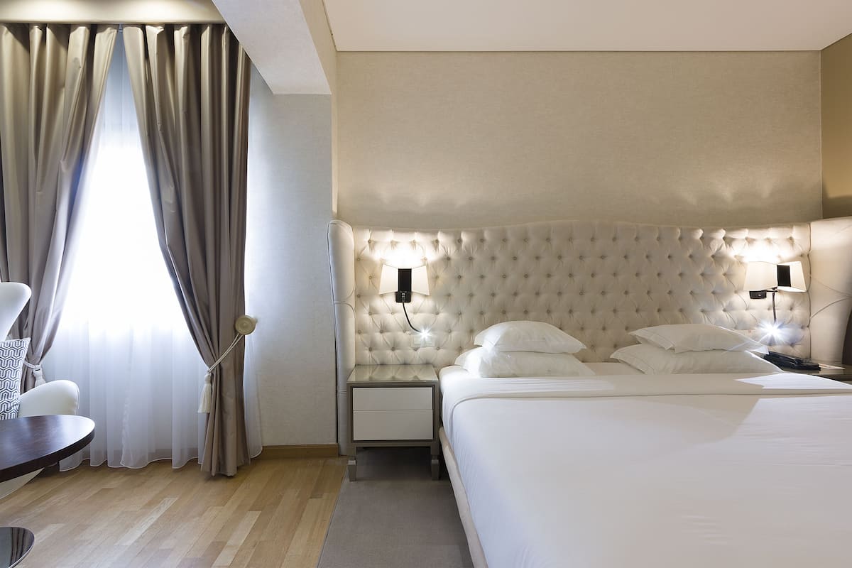 Deluxe suite, 2 tweepersoonsbedden | Een minibar, een kluis op de kamer, een bureau, verduisterende gordijnen