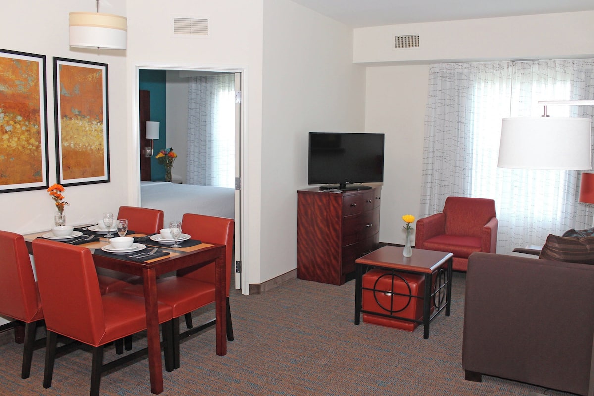 Suite, 2 Bedrooms, Balcony, Lake View | Premium bedding, desk, iron/ironing board, free WiFi