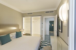Deluxe appartement, 2 slaapkamers, terras, uitzicht op zee | 1 slaapkamer, luxe beddengoed, pillowtop-bedden