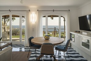 Superior-huoneisto, 2 makuuhuonetta, terassi, merinäköala | Oleskelualue | 40–tuumainen taulutelevisio, jossa satelliittikanavat