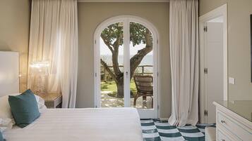 Deluxe-Apartment, 2 Schlafzimmer, Terrasse, Meerblick | 1 Schlafzimmer, hochwertige Bettwaren, Pillowtop-Betten