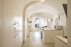Appartement Exclusif, 1 chambre, bain à remous, vue mer | Coin séjour | Télévision à écran plat de 40 pouces avec chaînes par satellite