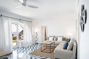 Comfort-Apartment, 1 Schlafzimmer, Terrasse, Meerblick | Wohnbereich | 40-Zoll-Flachbildfernseher mit Satellitenempfang, Fernseher