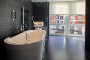 Bruser, designertoiletartikler, hårtørrer, håndklæder