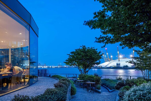 Breakfast, lunch, dinner served; British cuisine - Radisson Blu Hotel, London Canary Wharf East (London)