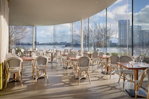 Breakfast, lunch and dinner served - Radisson Blu Hotel, London Canary Wharf East (London)