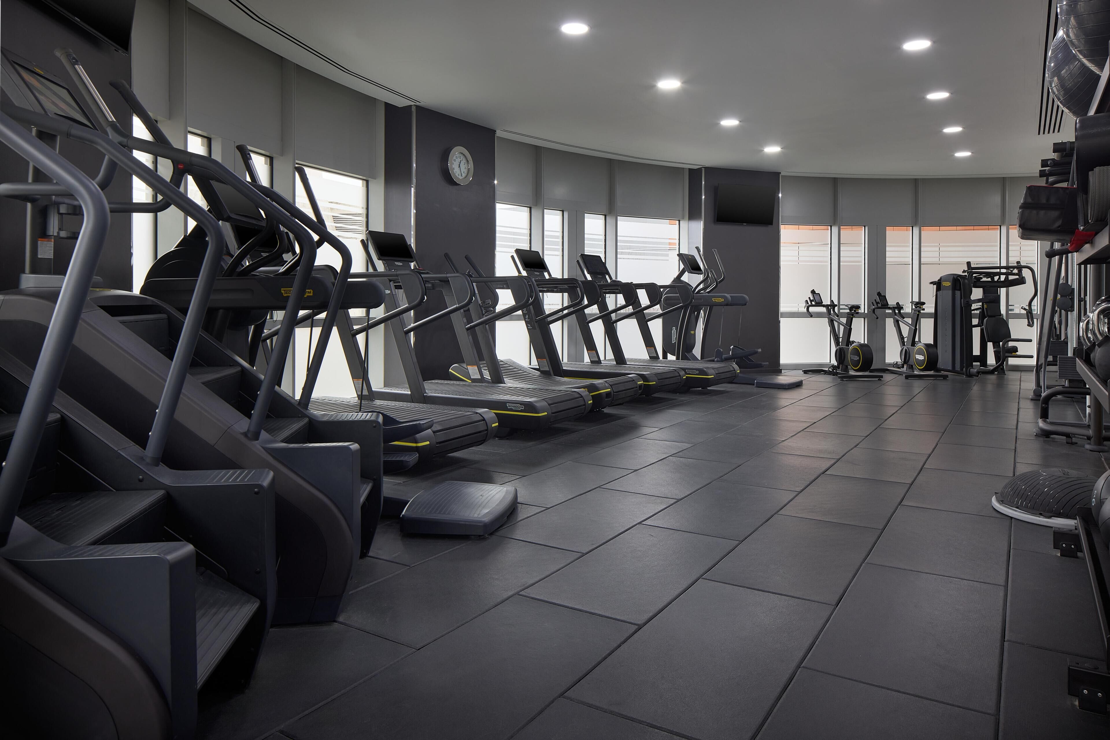 Ein Fitnessstudio mit Laufbändern, Ergometer und Krafttrainingsgeräten.