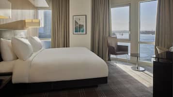 ملاءات من القطن المصري وأغطية فراش متميزة وخزنة داخل الغرفة ومكتب