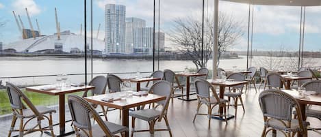 Frokost, lunsj og middag serveres, britiske retter