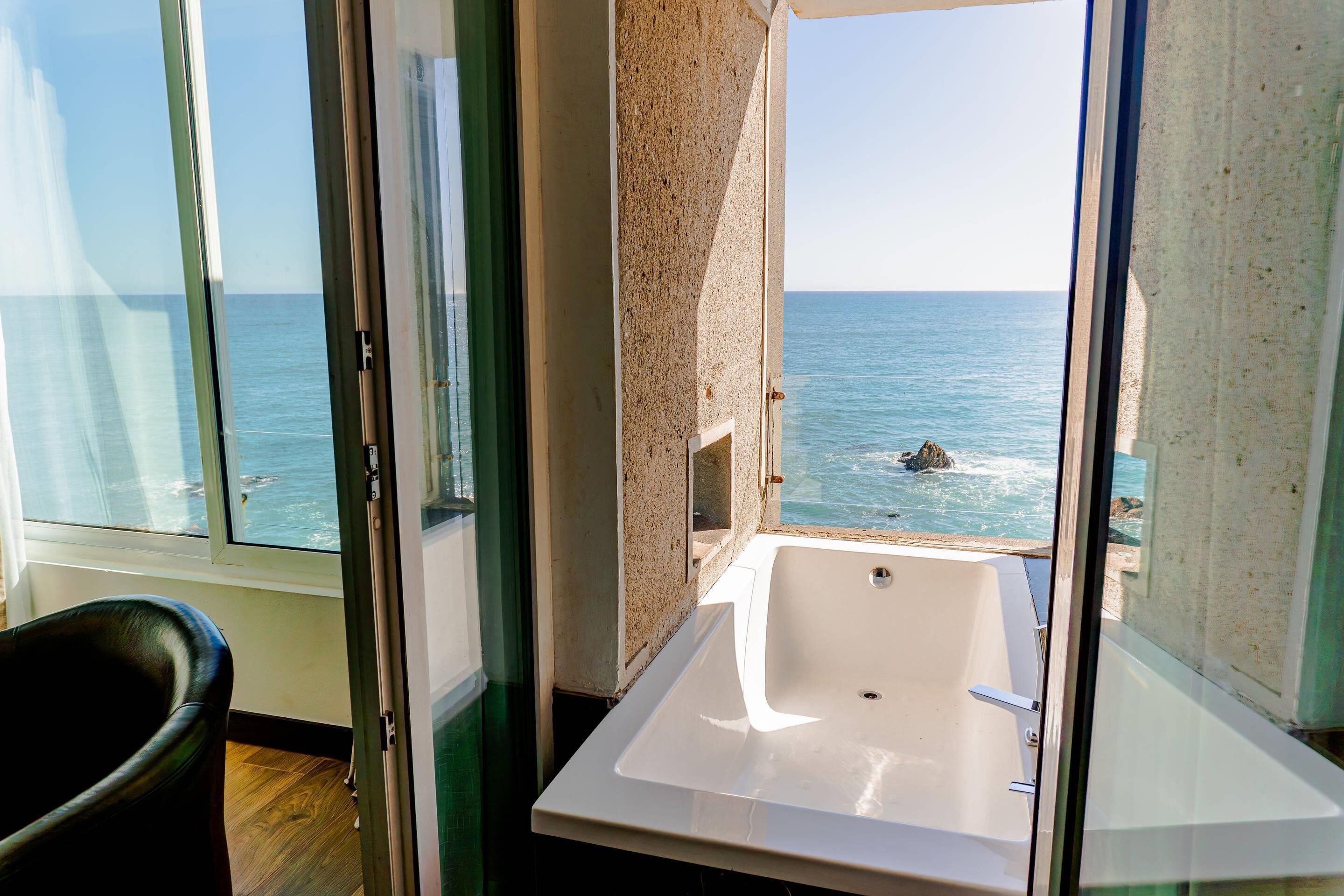 Studio Suite, 1 King Bed, Ocean View | Premium bedding, minibar, in-room safe, desk