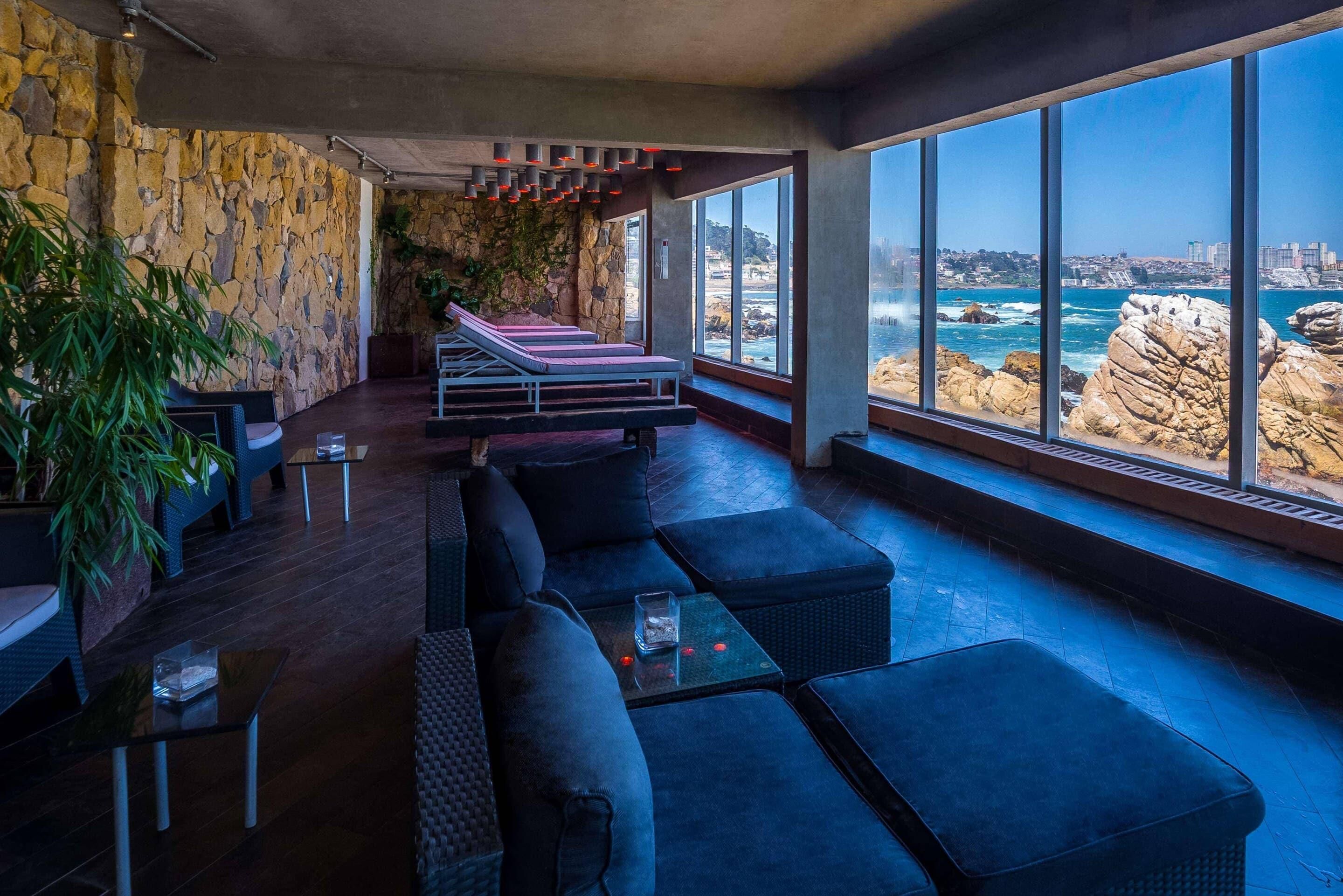 Una moderna zona relax con posti a sedere e vista sull'oceano.