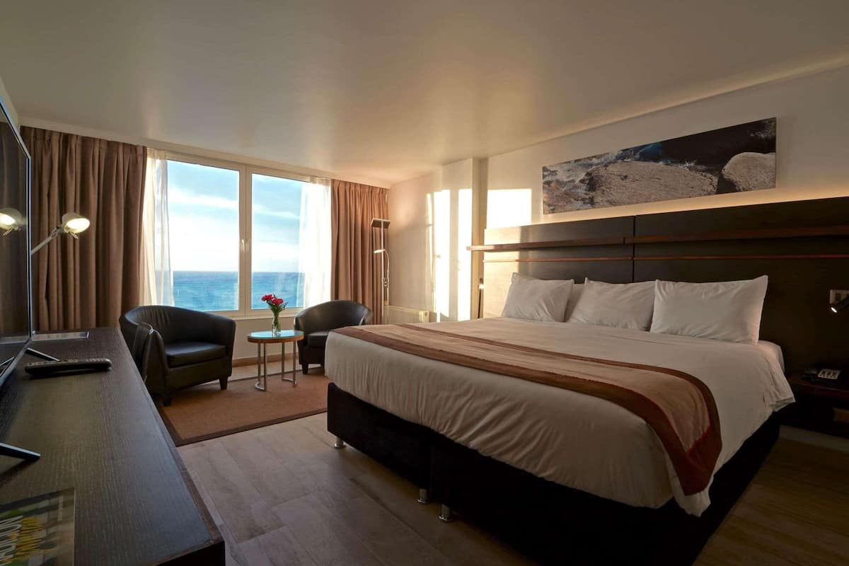 Room, 1 King Bed, Non Smoking, Ocean View | Premium bedding, minibar, in-room safe, desk