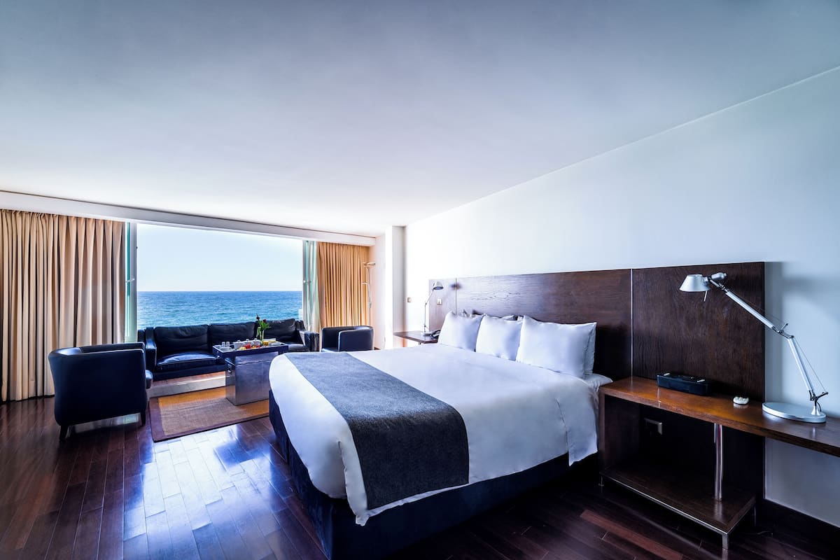 Business Room, 1 King Bed, Non Smoking | Premium bedding, minibar, in-room safe, desk