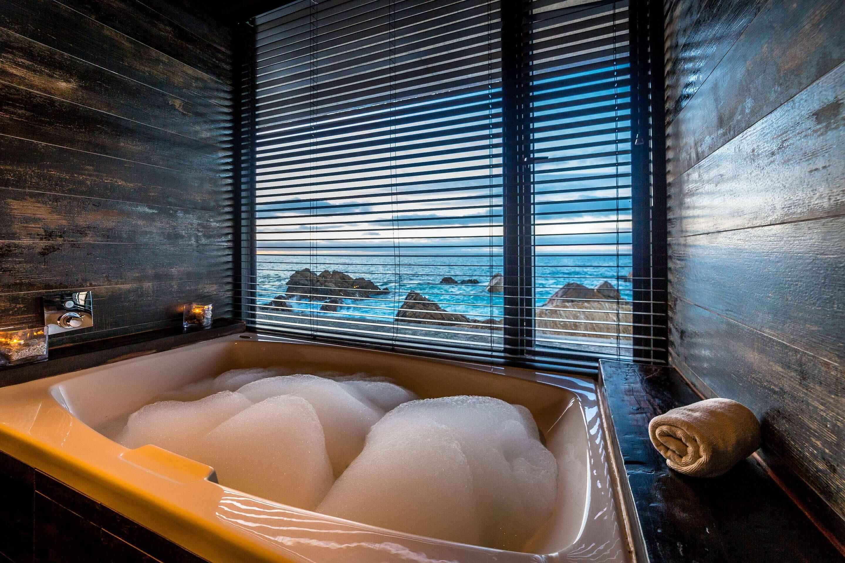 ボディ トリートメント、ハイドロセラピー、ボディスクラブ、タラソテラピー、フェイシャル トリートメント、マッサージ