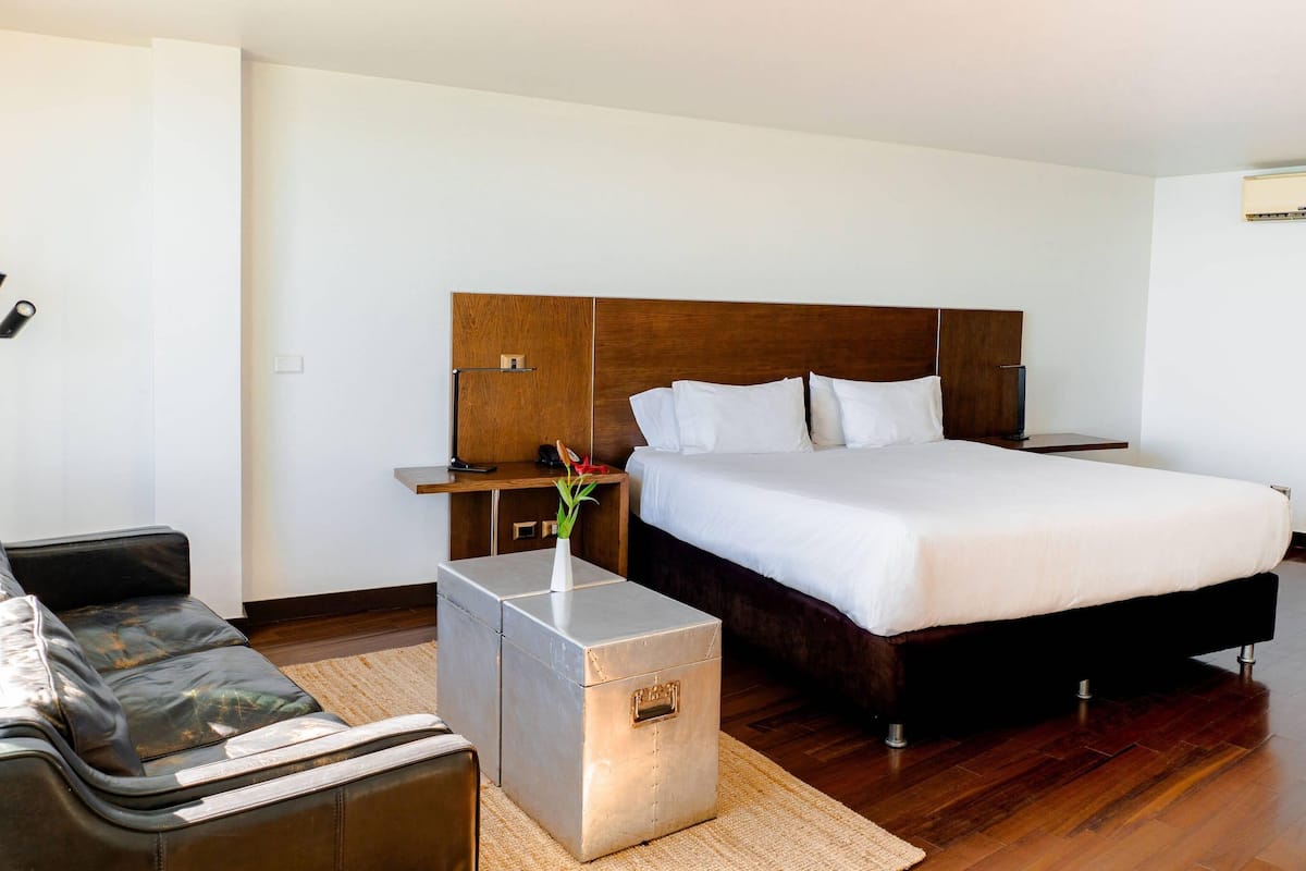 Business Room, 1 King Bed, Non Smoking | Premium bedding, minibar, in-room safe, desk