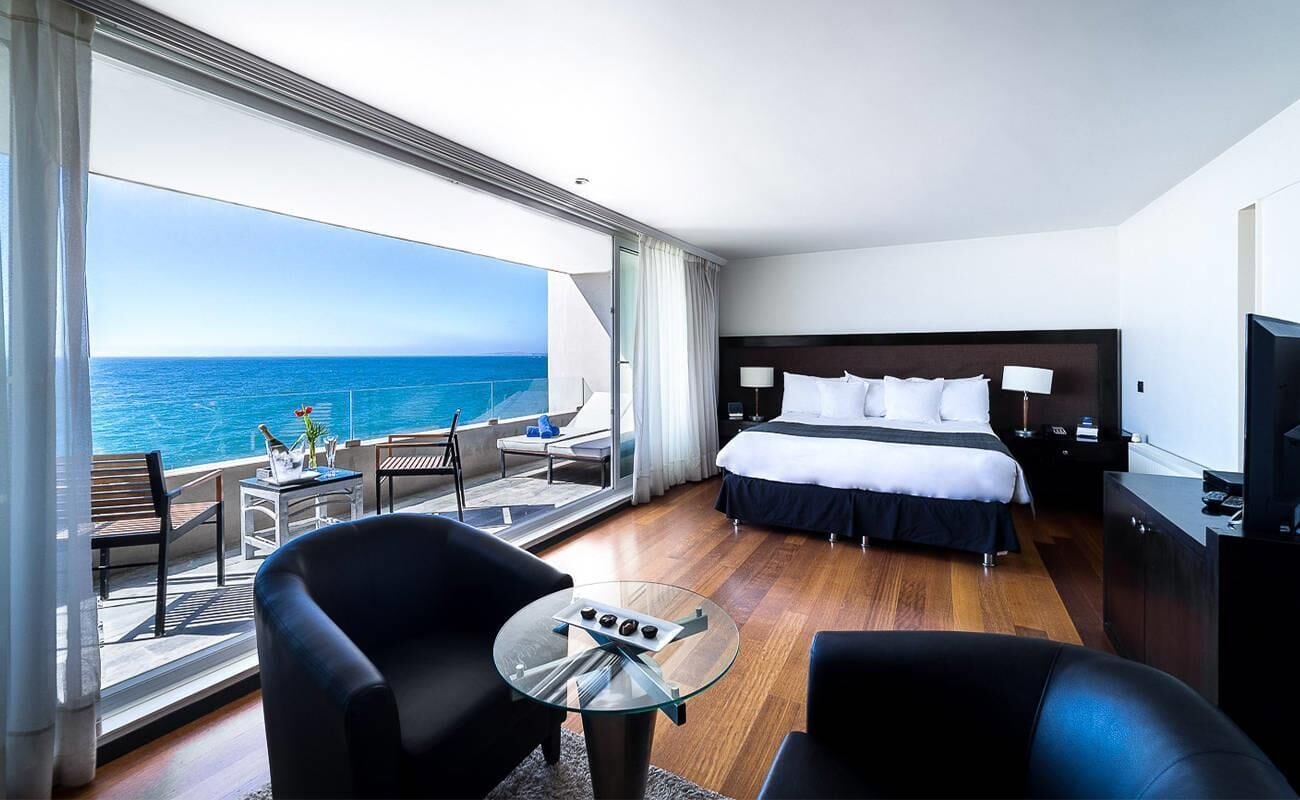 Ropa de cama de alta calidad y minibar 