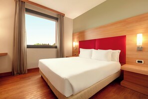 Minibar, in-room safe, desk, laptop workspace - Zeus Essence Dolce by Wyndham Milan Malpensa (Somma Lombardo)