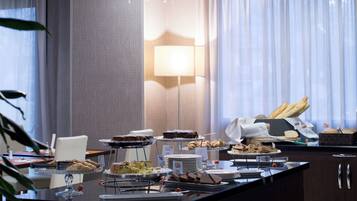 Colazione completa, servita tutte le mattine (15 EUR a persona)