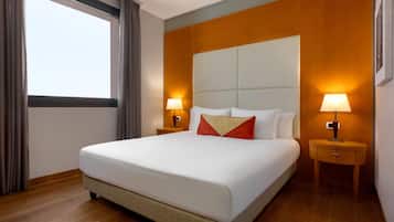 Suite, 1 King Bed, Non Smoking | Minibar, in-room safe, desk, laptop workspace