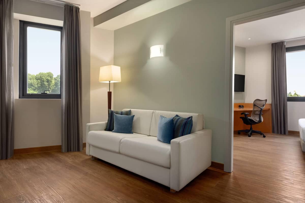 Suite, 1 trĂšs grand lit, non-fumeurs | Minibar, coffres-forts dans les chambres, bureau