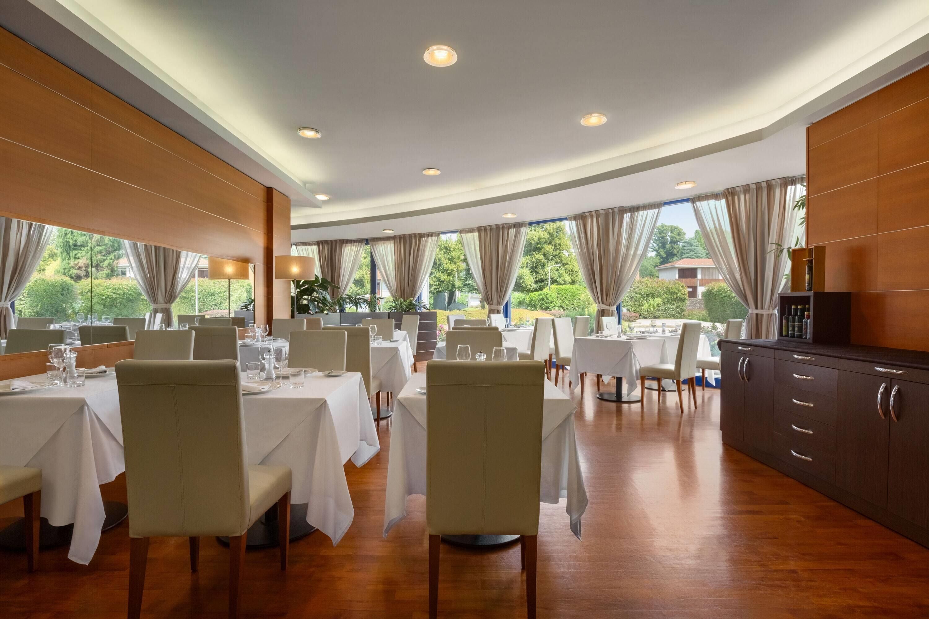 Aperto a colazione, pranzo e cena, cucina italiana 