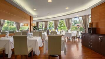 Aperto a colazione, pranzo e cena, cucina italiana