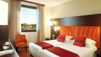 Minibar, coffres-forts dans les chambres, bureau