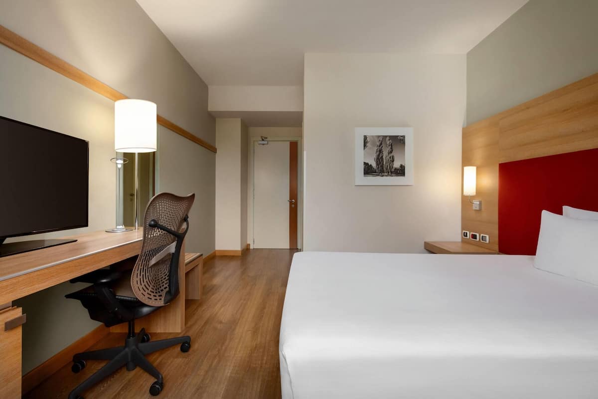 Chambre, 1 lit une place, accessible aux personnes à mobilité réduite (Mobility, Roll-In Shower) | Minibar, coffres-forts dans les chambres, bureau