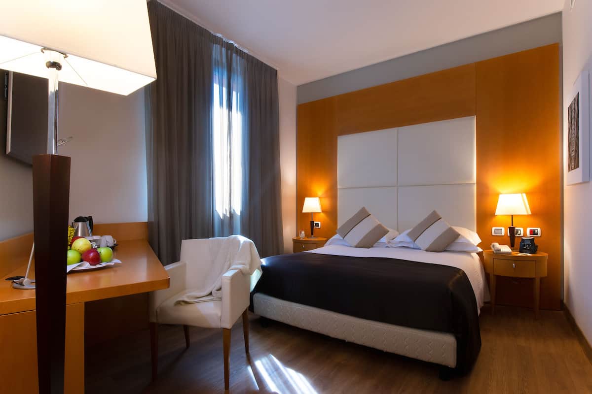 suite, 1 king bed, non smoking | minibar, in-room safe, desk, laptop workspace