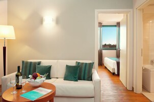 Suite, 1 cama de matrimonio grande, no fumadores | Minibar, caja fuerte, escritorio y espacio para trabajar con un portátil