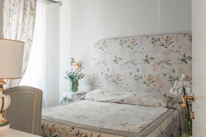 Habitación superior con 1 cama doble o 2 individuales | Minibar, caja fuerte, escritorio y cortinas opacas