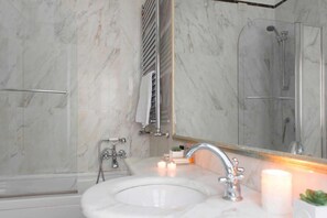 Een bidet, handdoeken, zeep, toiletpapier