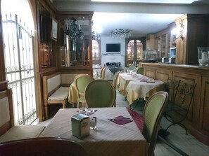 Desayuno bufé gratuito y diario