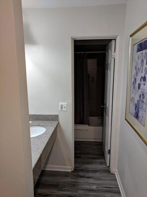 Hair dryer, towels - Skylark Motel (Chicago)