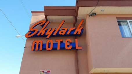 Esterni. Skylark Motel