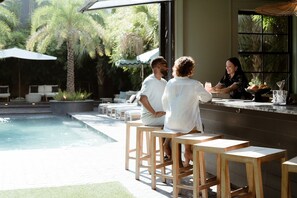 Poolside bar - The Blackbird Hotel (New Orleans)